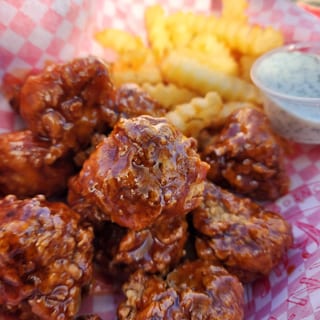 10 PC CMB Wings and Seasoned Russet Fries 🍟